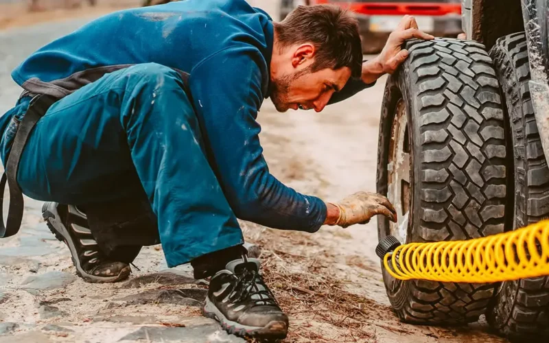 découvrez des astuces pratiques pour prévenir l'embourbement de votre voiture. apprenez à éviter les pièges de terrains boueux et à choisir le meilleur équipement pour rouler en toute sécurité, quelles que soient les conditions météorologiques.