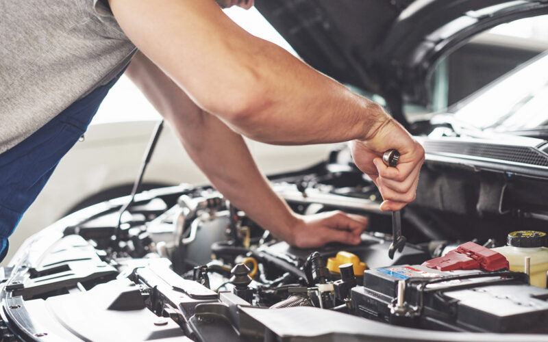 découvrez comment fonctionne un dépanneur auto : services offerts, processus d'intervention et conseils pour obtenir une assistance rapide et efficace en cas de panne ou d'accident sur la route.