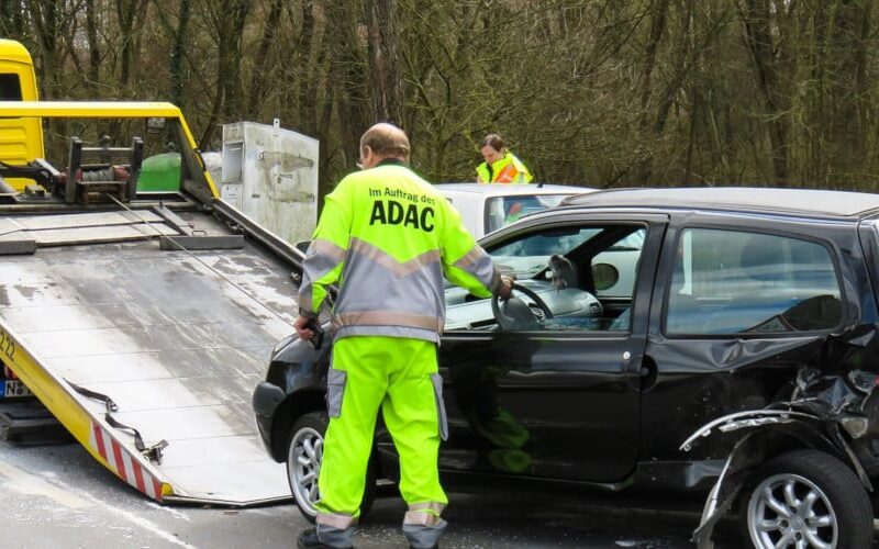 besoin d'un dépannage rapide après un accident ? notre équipe est à votre disposition 24/7 pour vous aider sur la route. services professionnels de remorquage et assistance en cas d'accident.