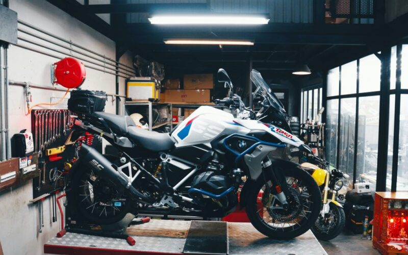 besoin de dépannage pour votre moto ou scooter à paris 15 ? notre équipe d'experts est à votre service pour des interventions rapides et efficaces, que ce soit sur route ou à domicile. contactez-nous pour un service de qualité et une assistance immédiate !