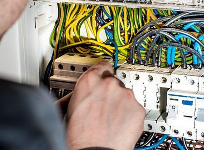 découvrez nos tarifs compétitifs pour les services de dépanneuse en cas de panne d'électricité. bénéficiez d'une intervention rapide et professionnelle, 24/7, pour remettre vos installations en état et assurer votre confort.