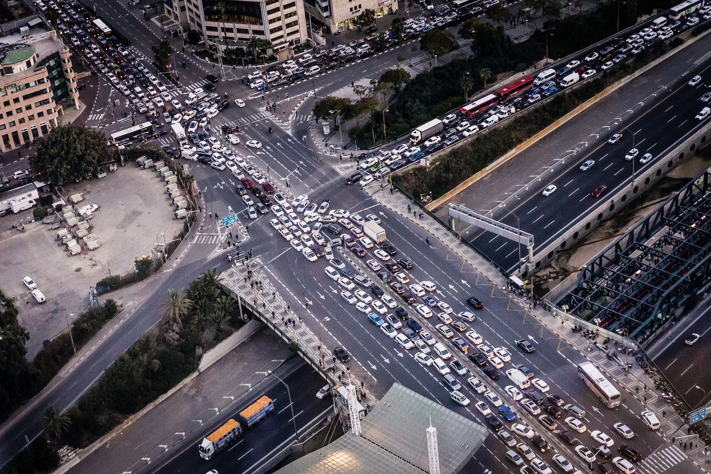 découvrez nos conseils pratiques pour le dépannage de votre voiture embourbée. informez-vous sur la législation en vigueur et les meilleures méthodes pour sortir de cette situation délicate tout en respectant la loi.