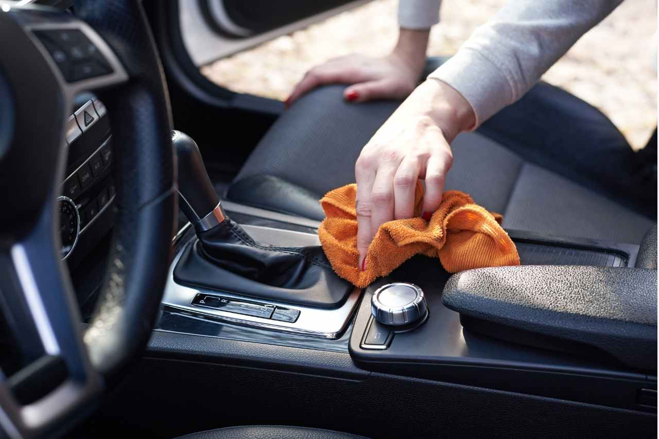 découvrez notre service de nettoyage auto à paris, professionnel et rapide. offrez à votre véhicule le meilleur soin avec des produits écologiques et une équipe experte. réservez dès maintenant pour redonner à votre voiture son éclat d'origine.