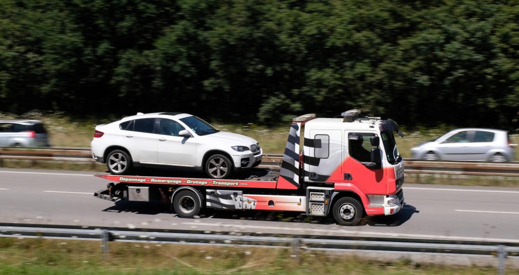 découvrez les spécificités du dépanneur auto urbain : services rapides, expertise en dépannage en milieu urbain, accessibilité 24/7 et équipements modernes pour résoudre tous vos problèmes de voiture en un clin d'œil.