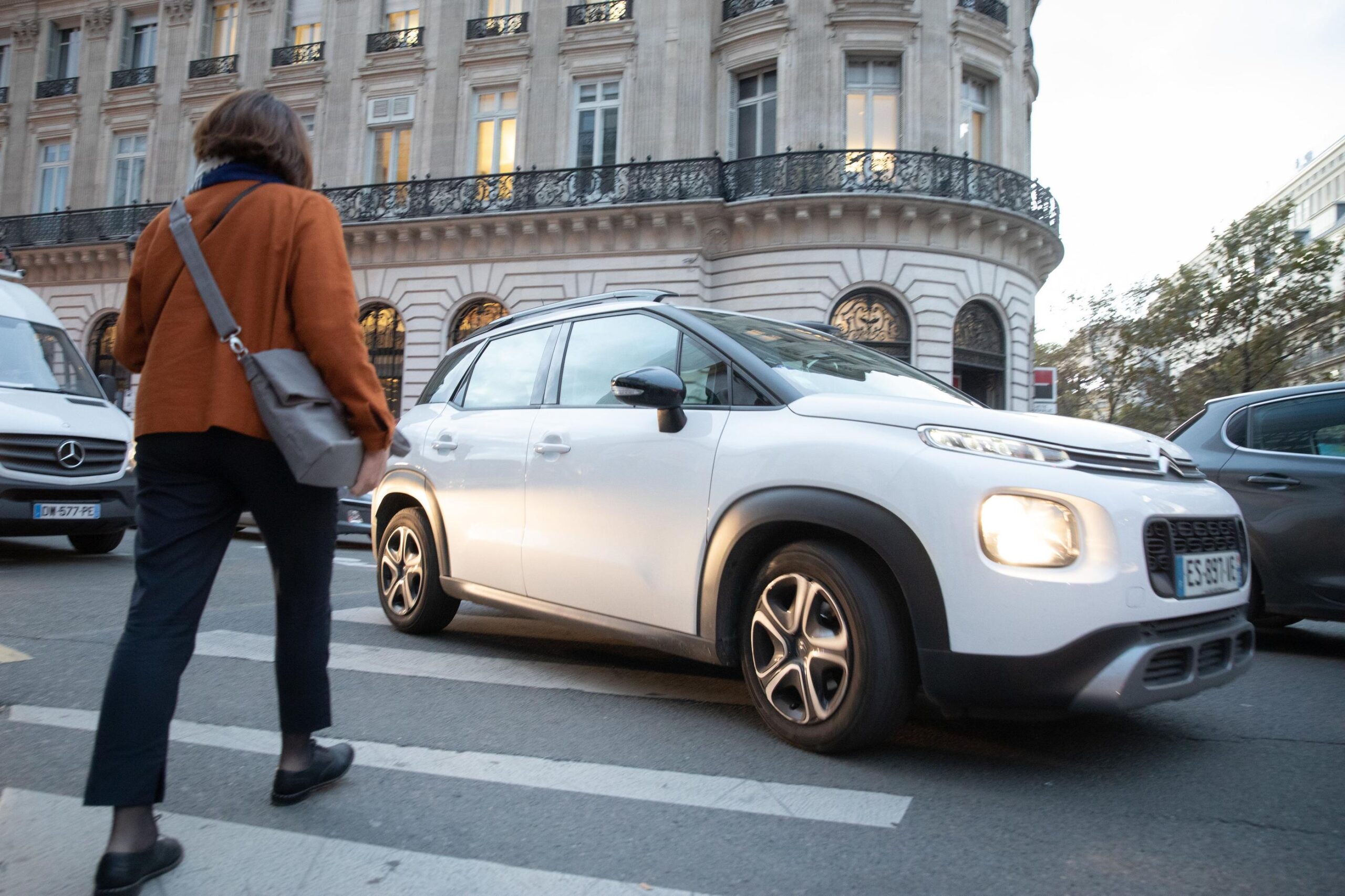 découvrez les différents types de véhicules disponibles à paris pour vos déplacements. que ce soit des voitures, des scooters, des vélos ou des transports en commun, explorez les options de mobilité dans la capitale française.